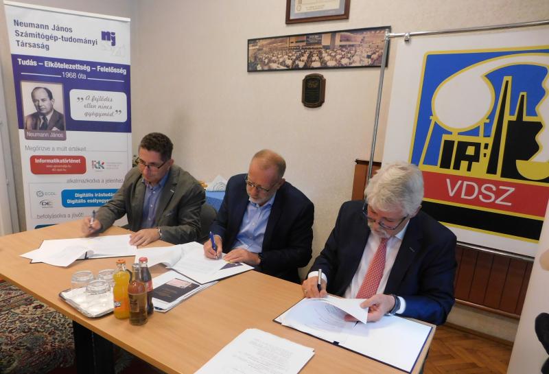 Az aláírás pillanata