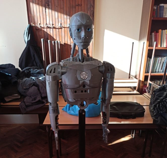 Hjugo nevű robot, melyet Vanja Miladinov, a szerbiai Tehnička škola diákja tervezett