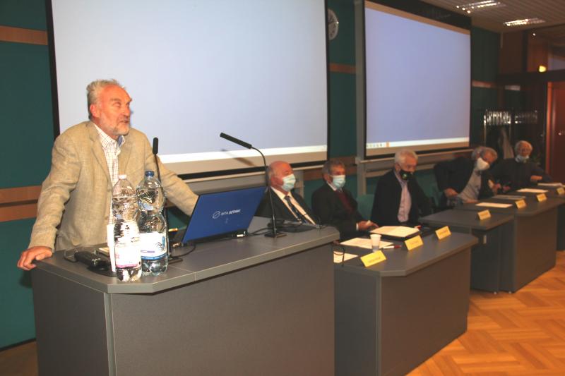 Váncza József köszönti a megjelenteket. NJSZT - SZTAKI