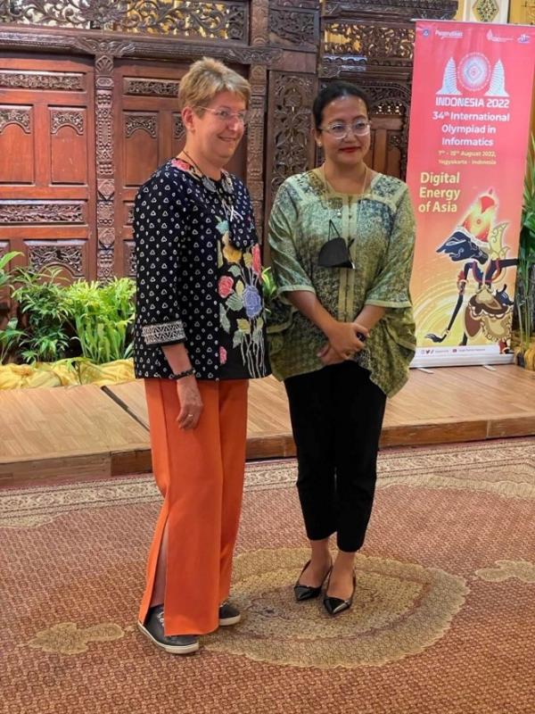 Erdősné dr. Németh Ágnes és Hayu hercegnő