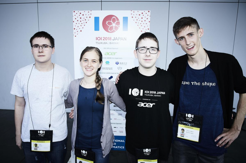 Gáspár Attila, Janzer Orsolya Lili, Noszály Áron, Molnár-Sáska Zoltán az IOI 2018-on.