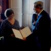 Pluhár Zsuzsa átveszi a díjat Friedler Ferenctől