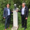 Beck György és Dan Shechtman Neumann János szobrával