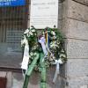 Emléktábla, koszorú