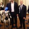 Kapu Tibor és Cserényi Gyula űrhajósok humanoid robottal.