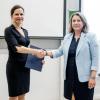 Prof. Dr. Medvegy Gabriella dékán és Malmos Katalin, a Neumann János Számítógéptudományi Társaság ügyvezető igazgatója az aláírást követően. Fotó: PTE