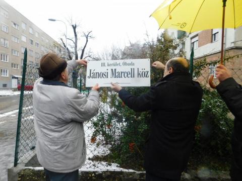 A fagyos idő és a szakadó eső sem szegte kedvét a sok megjelentnek, köztük Jánosi Marcell régi barátainak és munkatársainak, akik számára ez a kis utca mostantól egy kiemelt helyszín Budapesten – ahogy számunkra is.