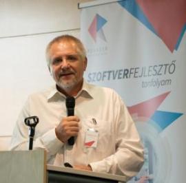 Platón és Arisztotelész még séta közben oktatták tanítványaikat, de hol tartunk most?