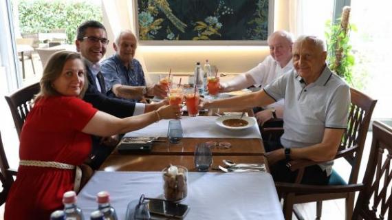 Díszebéd a tiszteletbeli elnökökkel