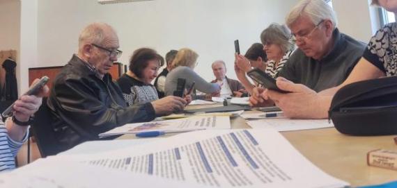 Gyakorlatorientált digitális készségfejlesztő tréningek 65 év felettieknek